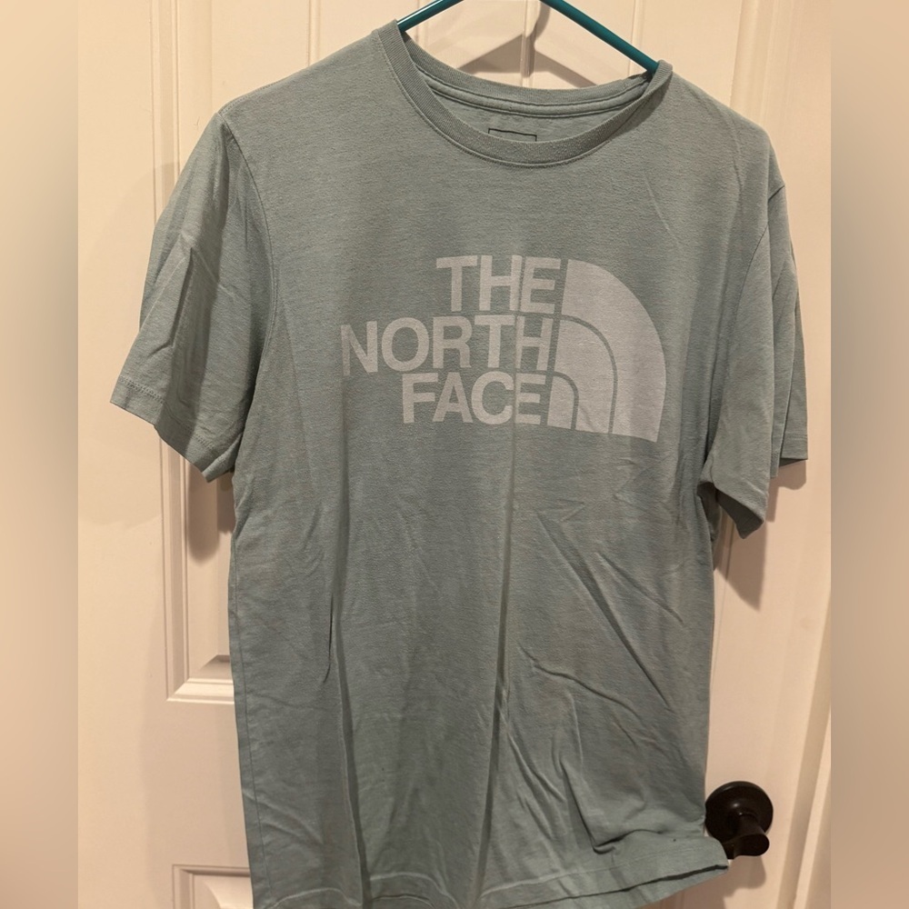 Men’s Northface tshirt see photos
